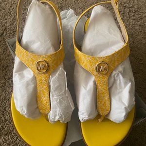 Lightly used Michael Kors Judy Thong Sandals Size 10, Yellow and White